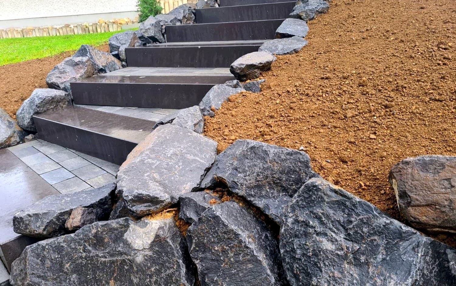Blockstufen-Treppe mit Findlingen