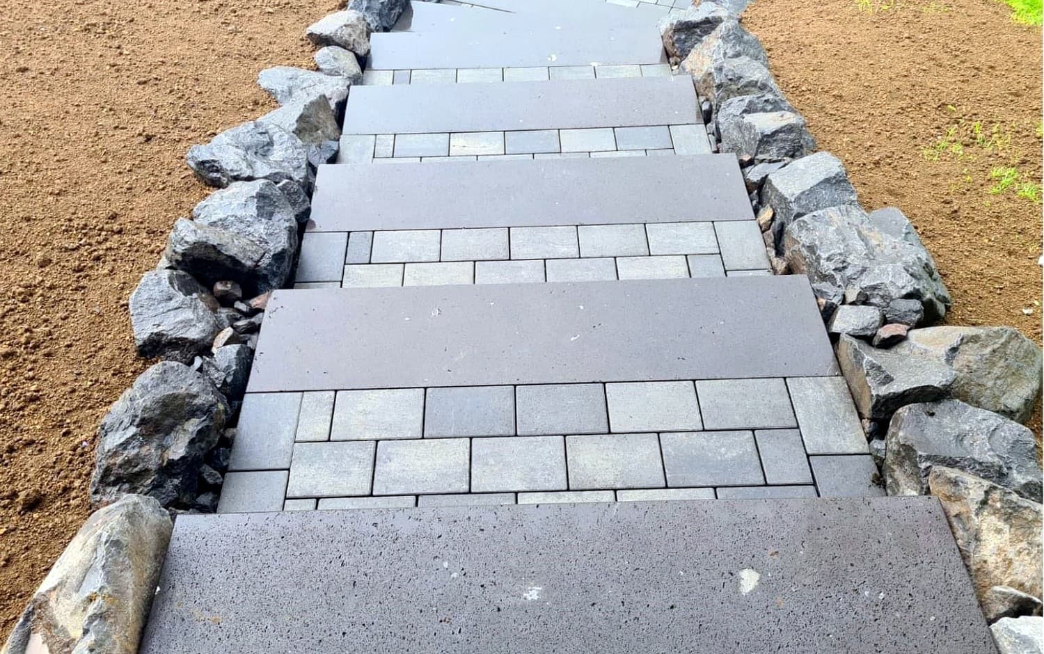 Gartenweg mit Natursteineinfassung